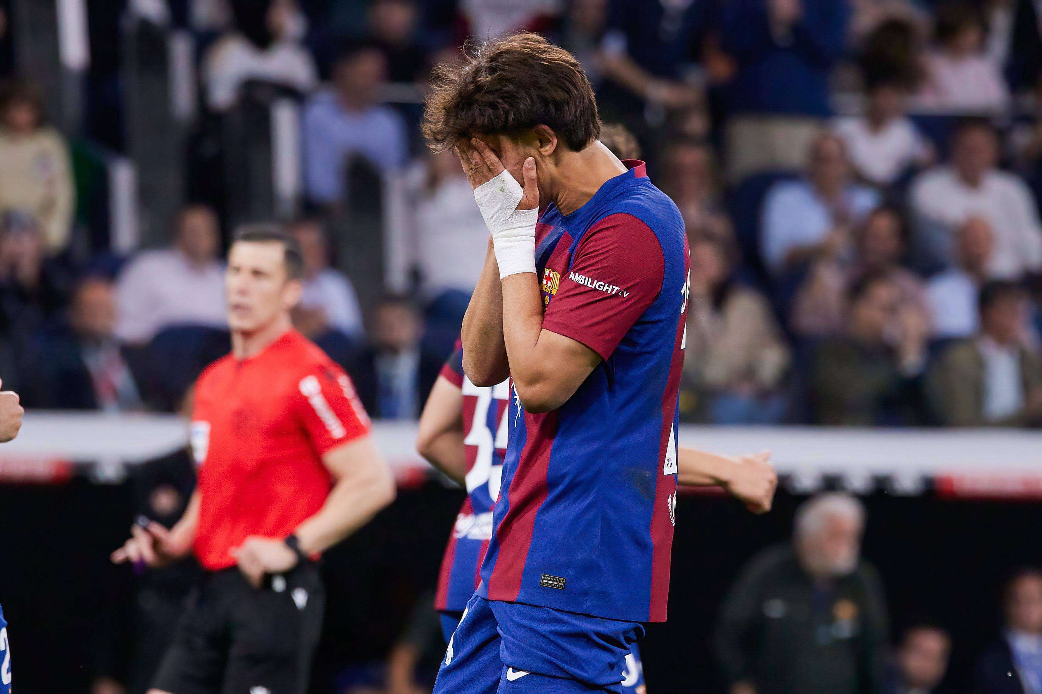  Joao Félix se lamenta de una acción en el Clásico.
