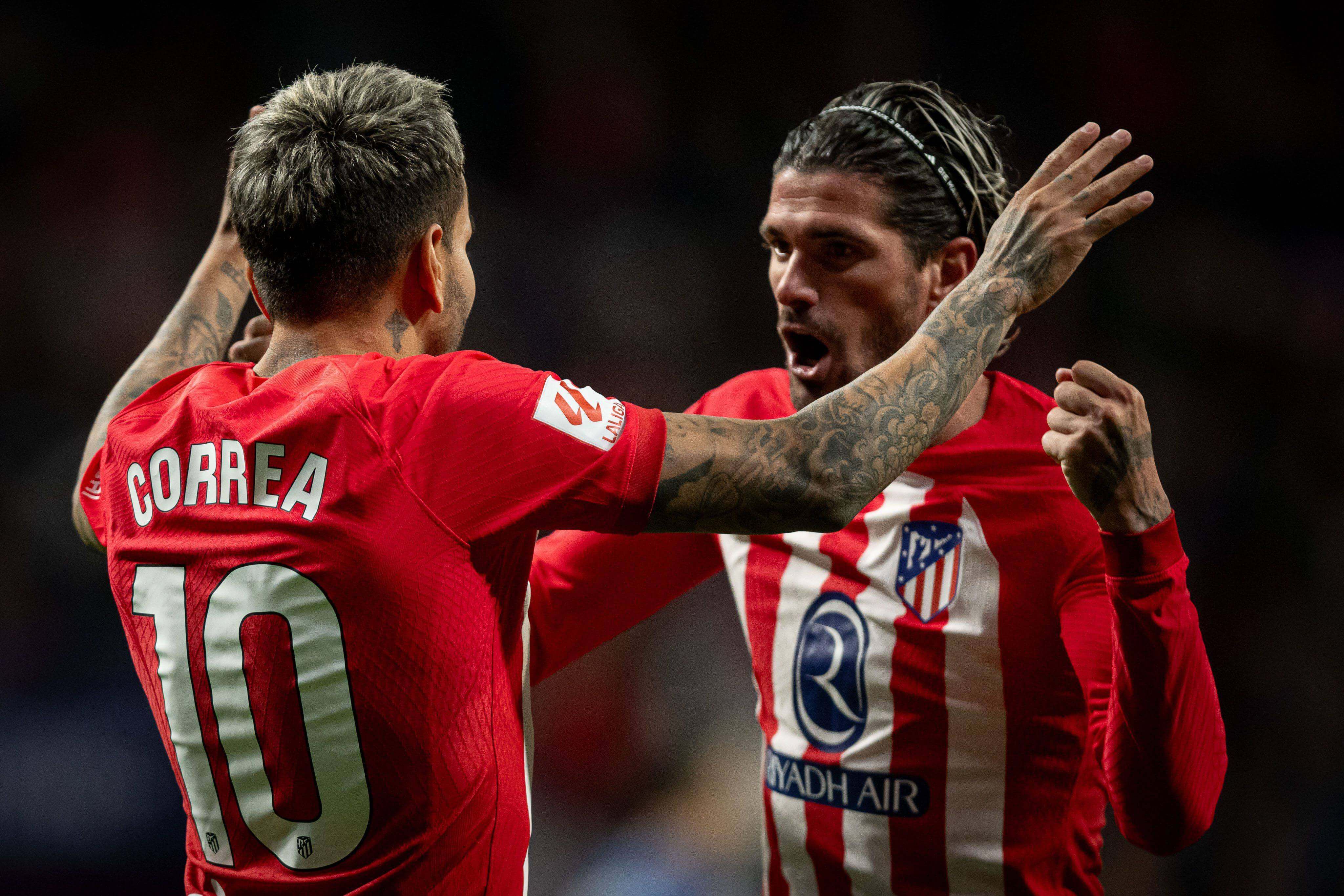 Ángel Correa celebra un gol con Rodrigo de Paul en el Atlético-Athletic.