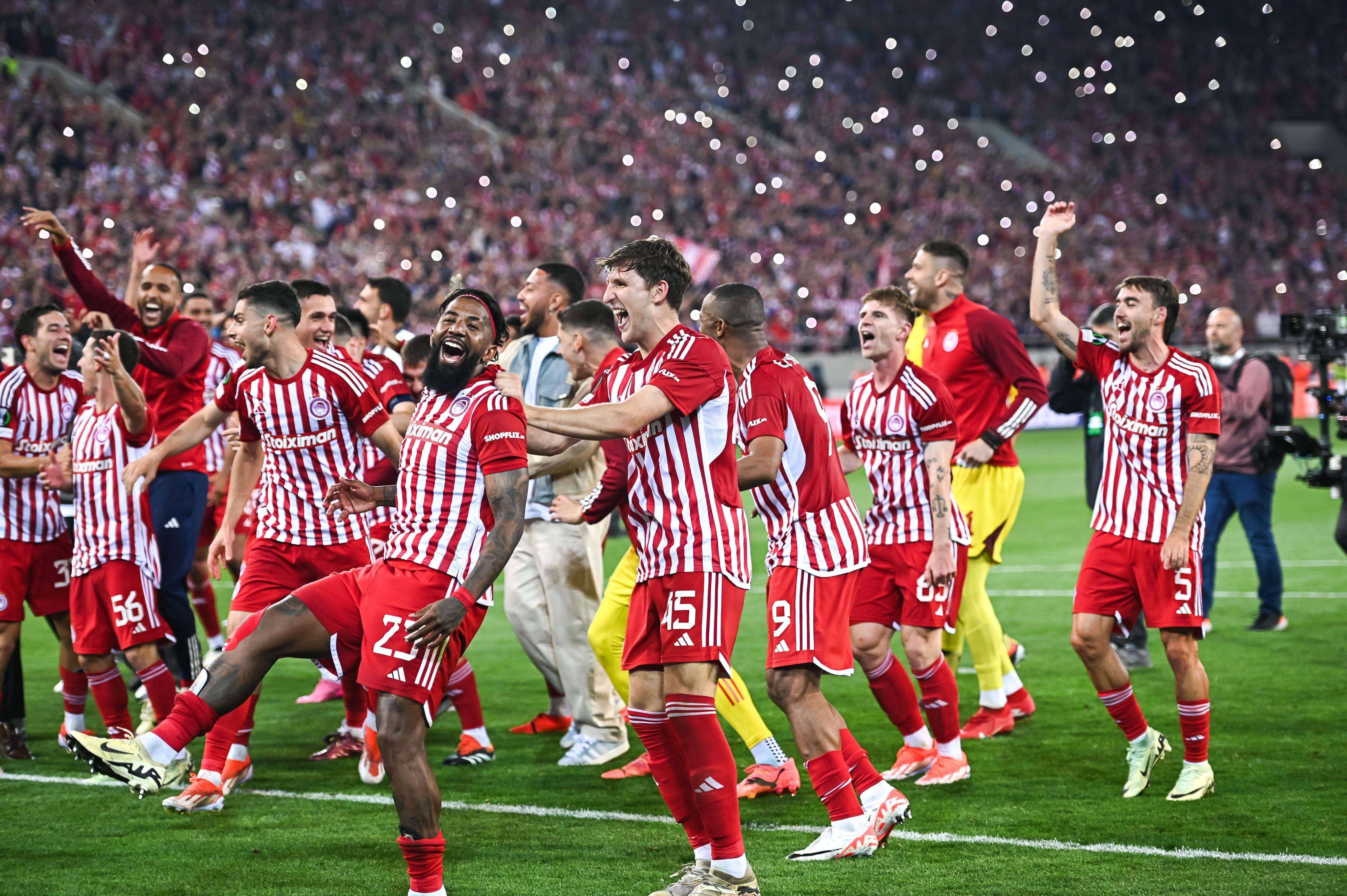  Los jugadores de Olympiacos celebrando la clasificación a la final