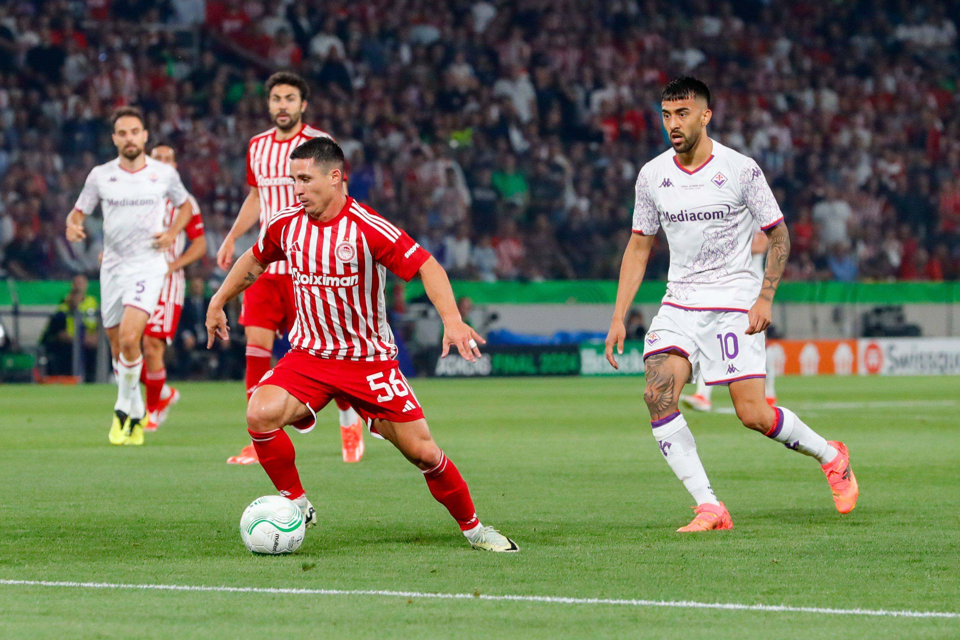 Lance de la final de Conference League entre Olympiacos y Olympiacos.