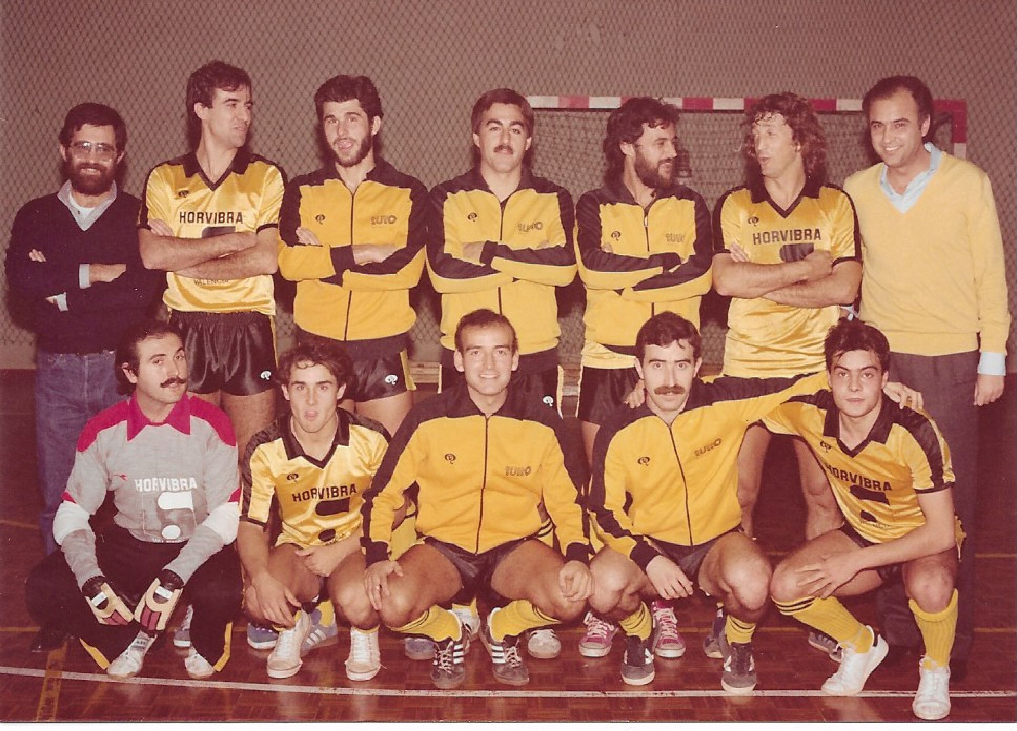 Sixto Casabona en el Horvibra (abajo, el último a la derecha)