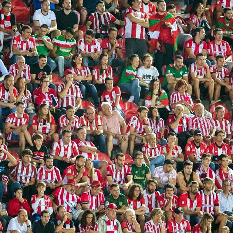 La colorida afición del Athletic Club sigue en la grada un partidos de sus Leones.