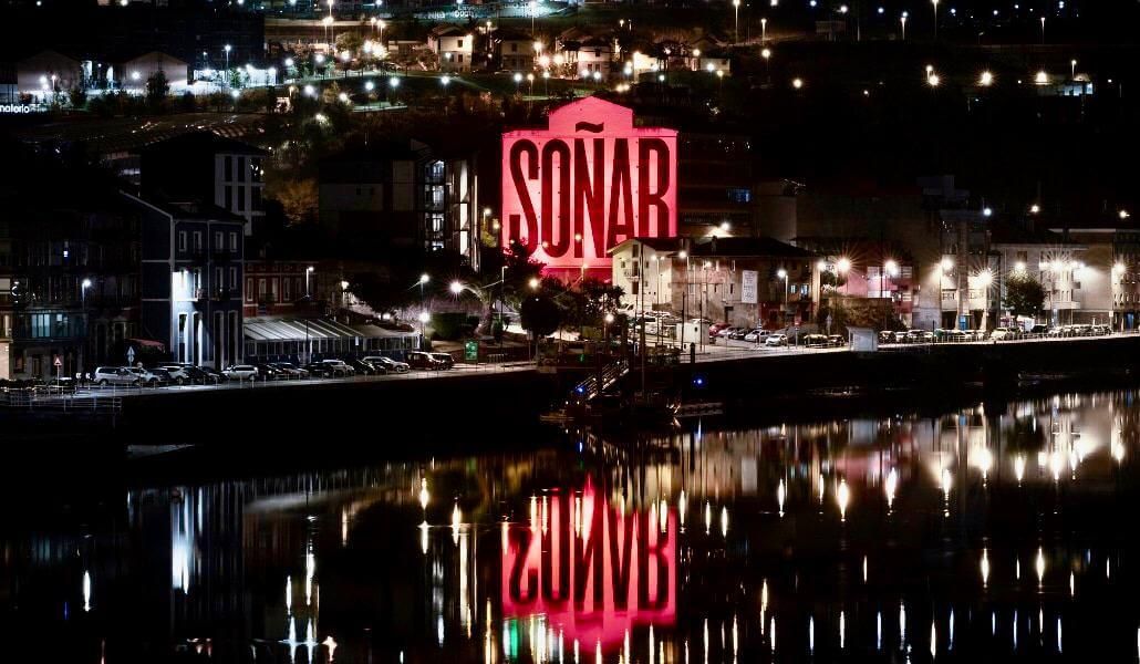  Una imagen emblemática de Bilbao y su Ría, con un toque de Athletic Club.