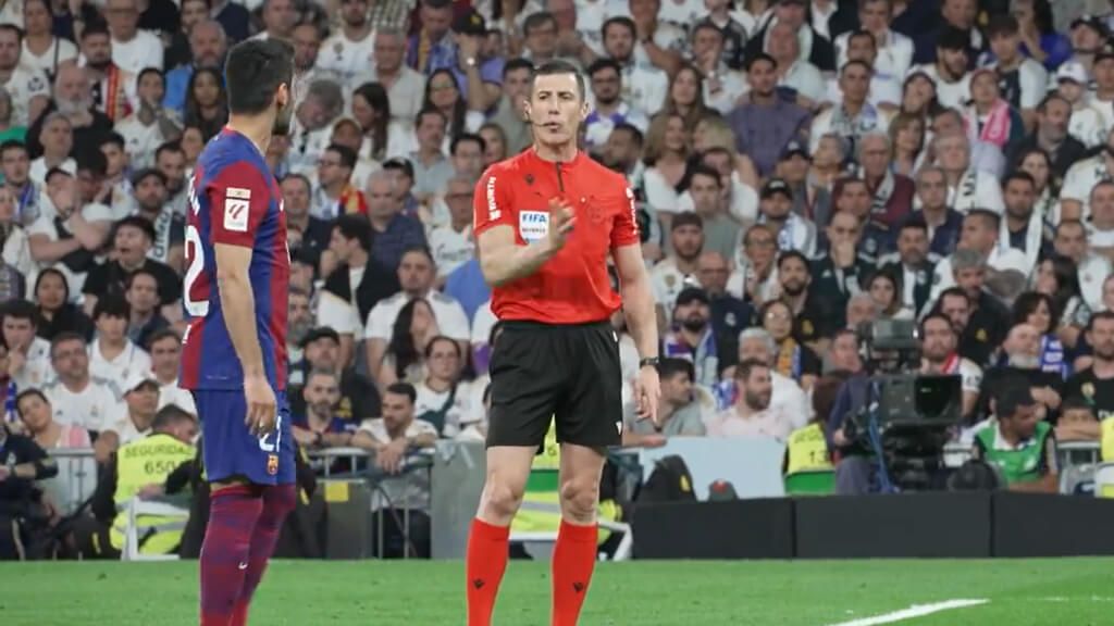  Soto Grado hablando con Gündogan en el Clásico (X: @rfef)