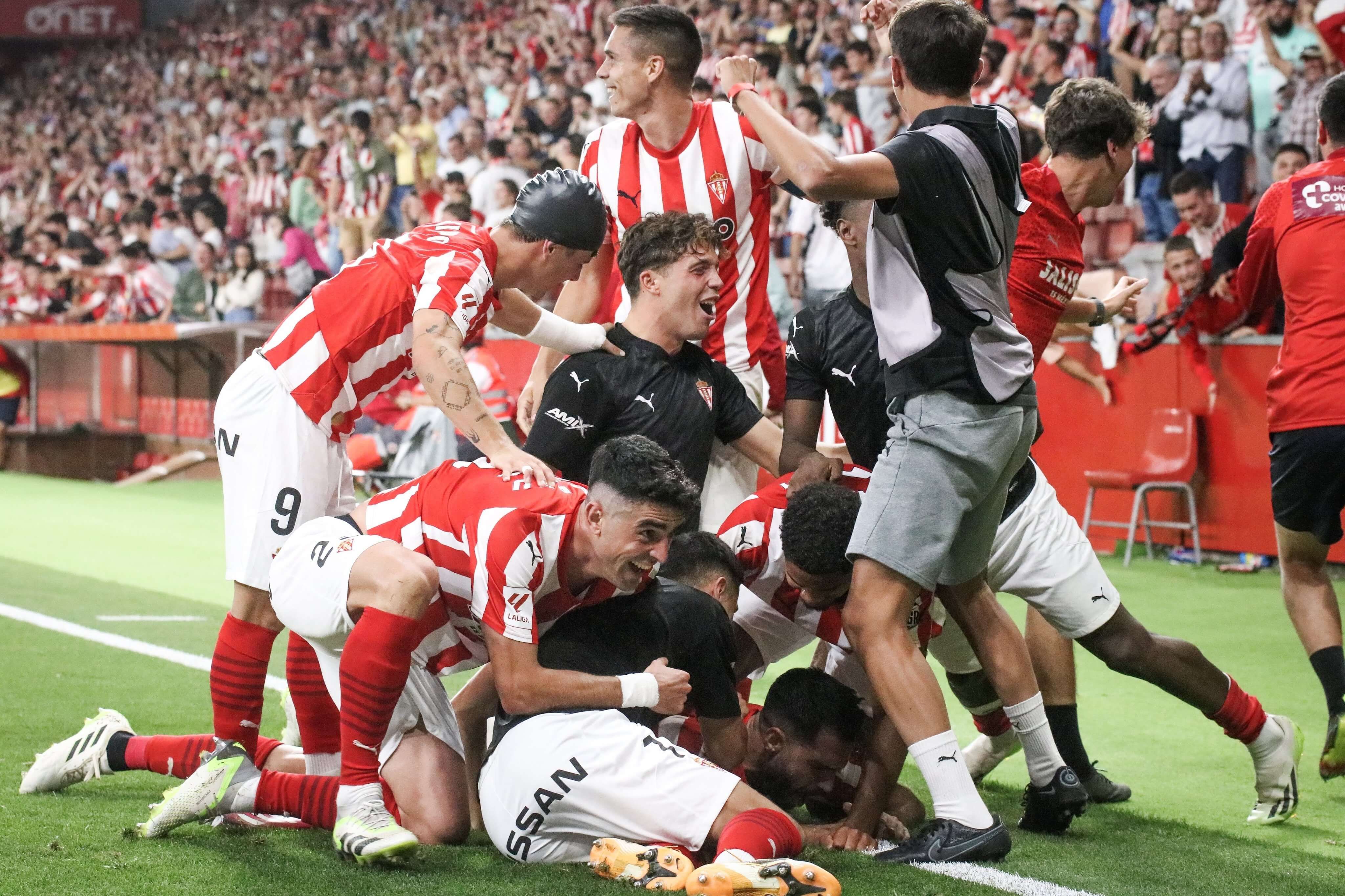 Los jugadores del Sporting celebran un gol esta temporada.