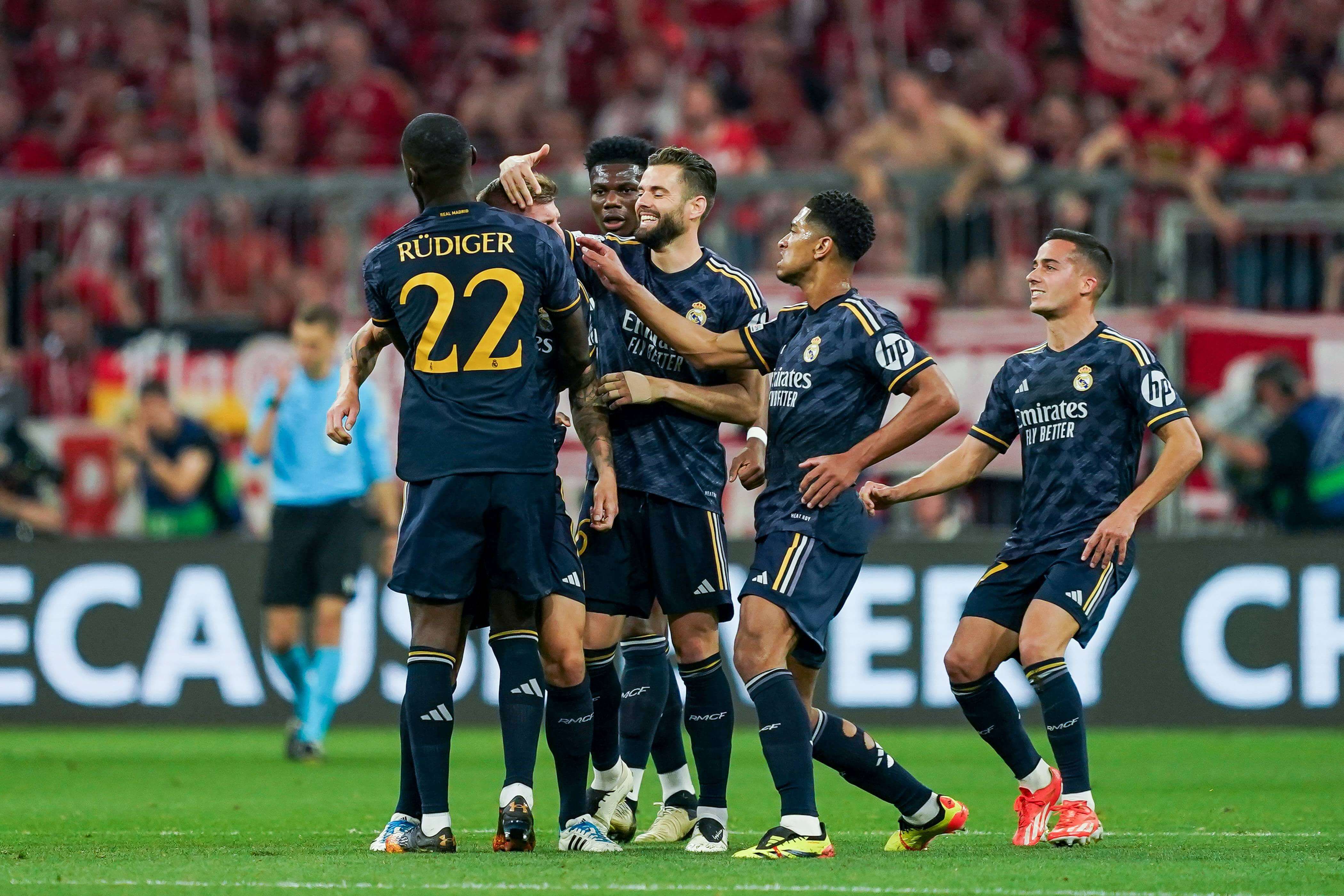  Los jugadores del Real Madrid se abrazan a Toni Kroos tras sus asistencia en el Bayern-Real Madrid.