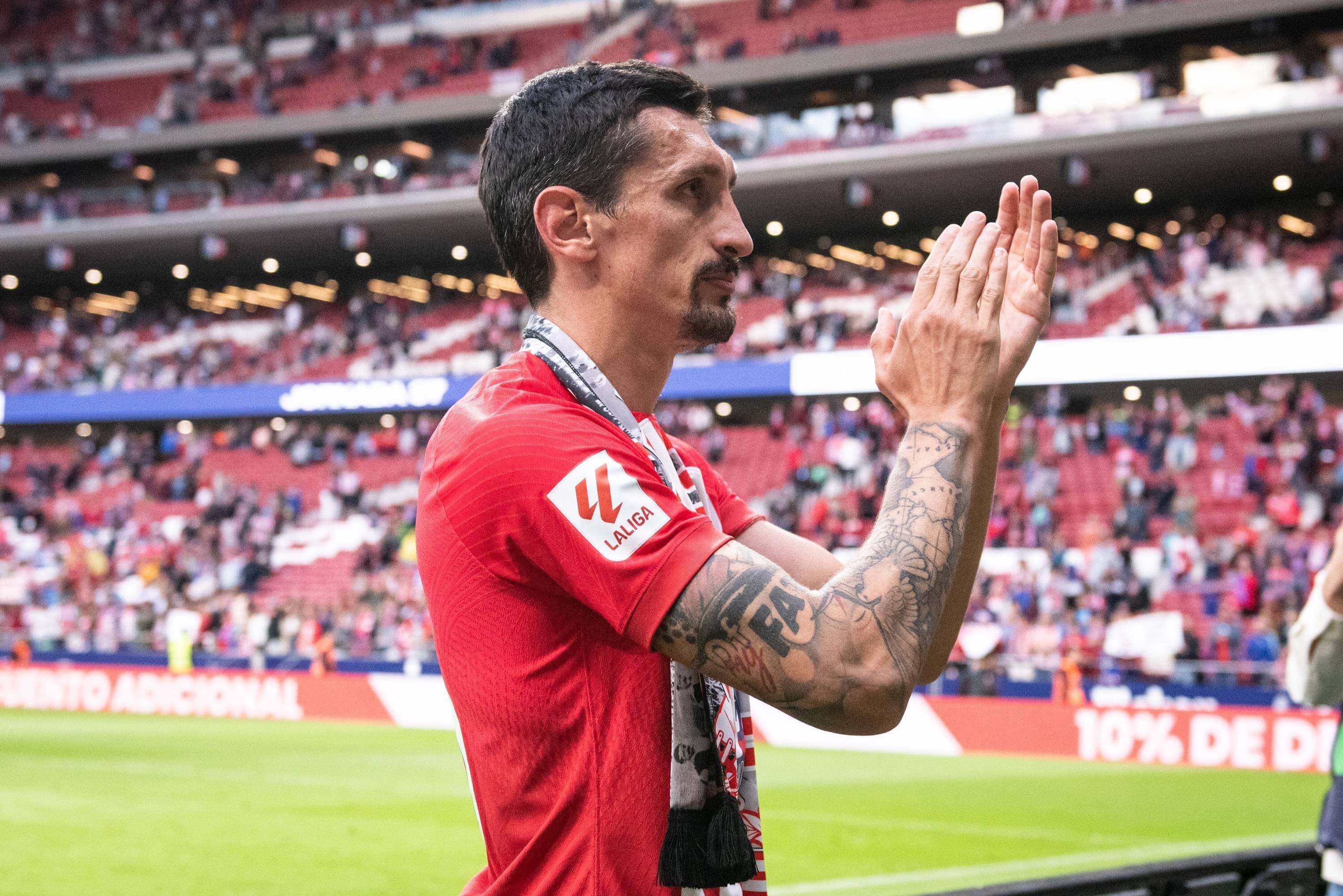 Stefan Savic se despide de la afición del Atlético de Madrid (Foto: Cordon Press).