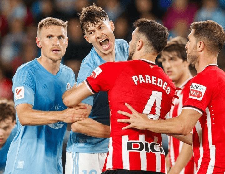  Strand Larsen grita en una disputa con Aitor Paredes en el partido RC Celta - Athletic Club.