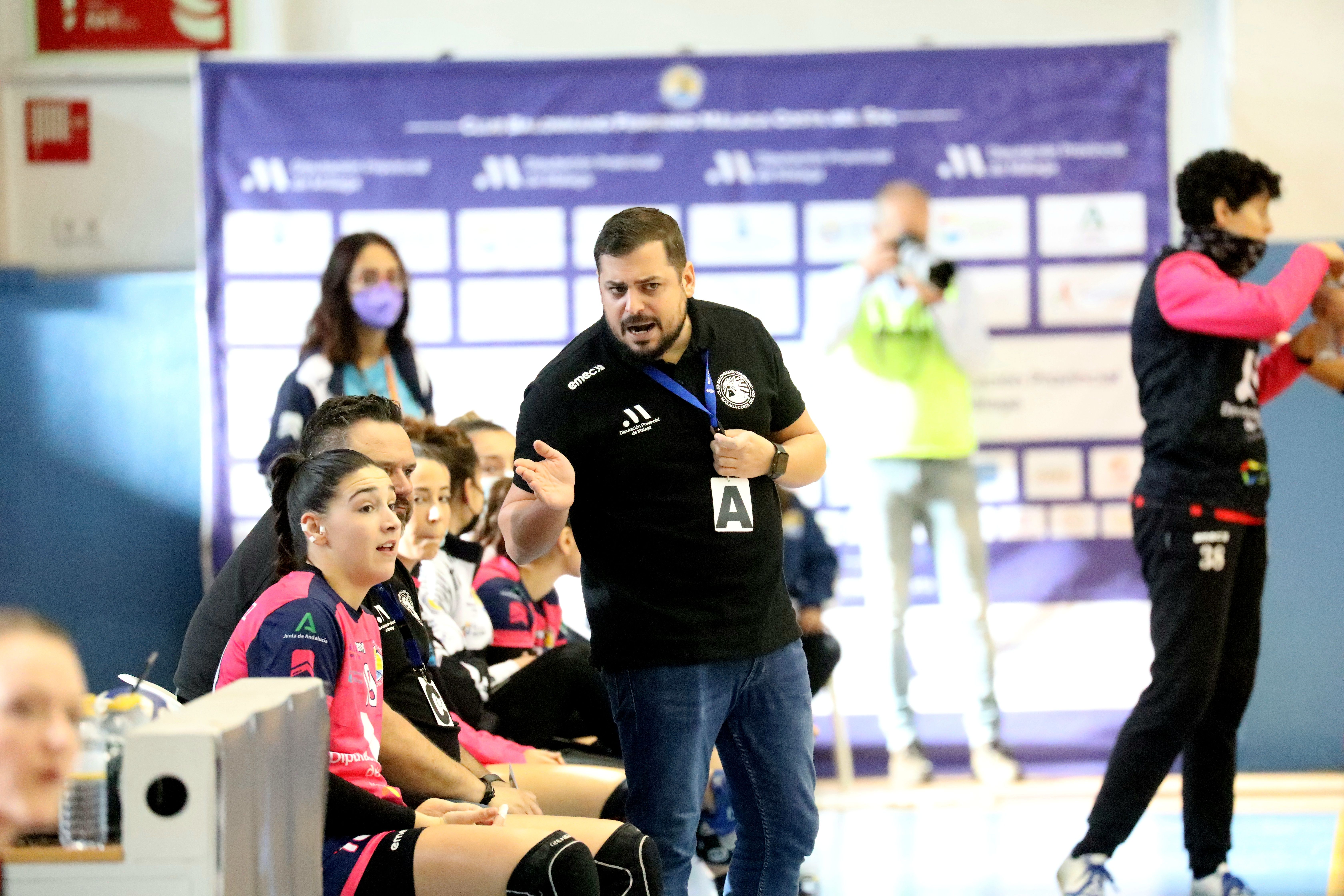  Suso Gallardo da instrucciones desde el banquillo.