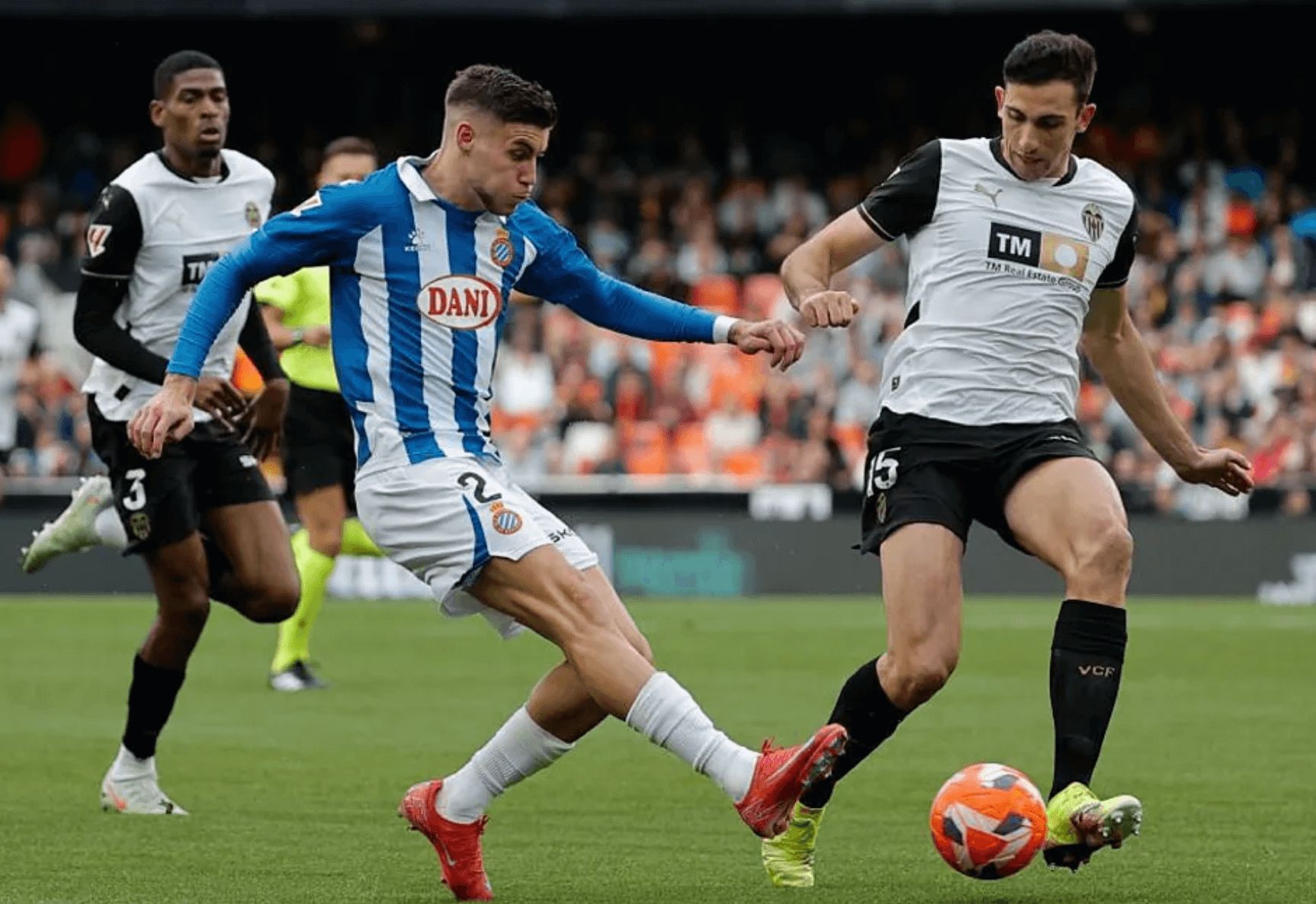  Roberto dispara delante de Tárrega en el Valencia-Espanyol.