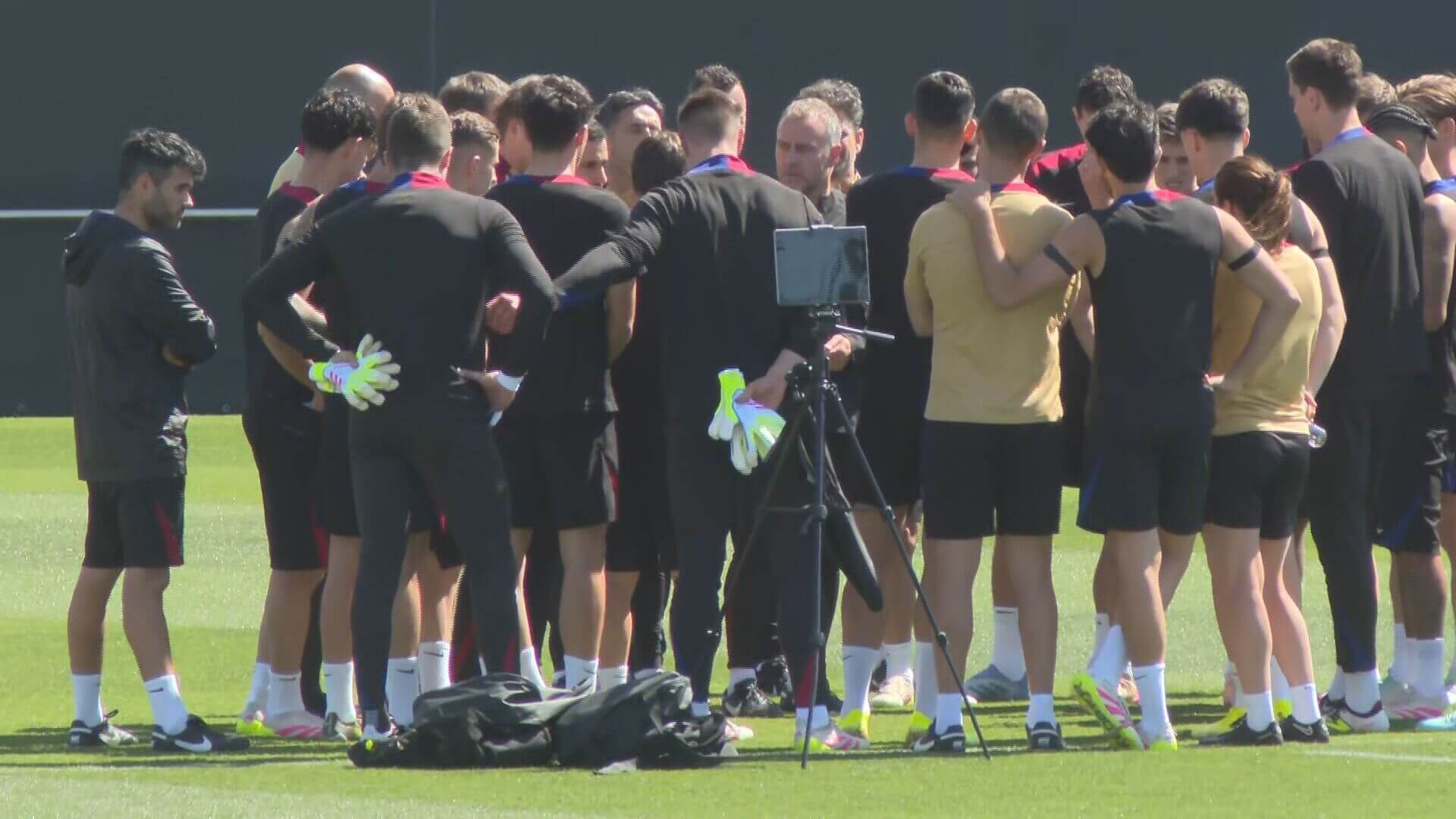 Ter Stegen agarra a Iñaki Peña para acercarle al grupo