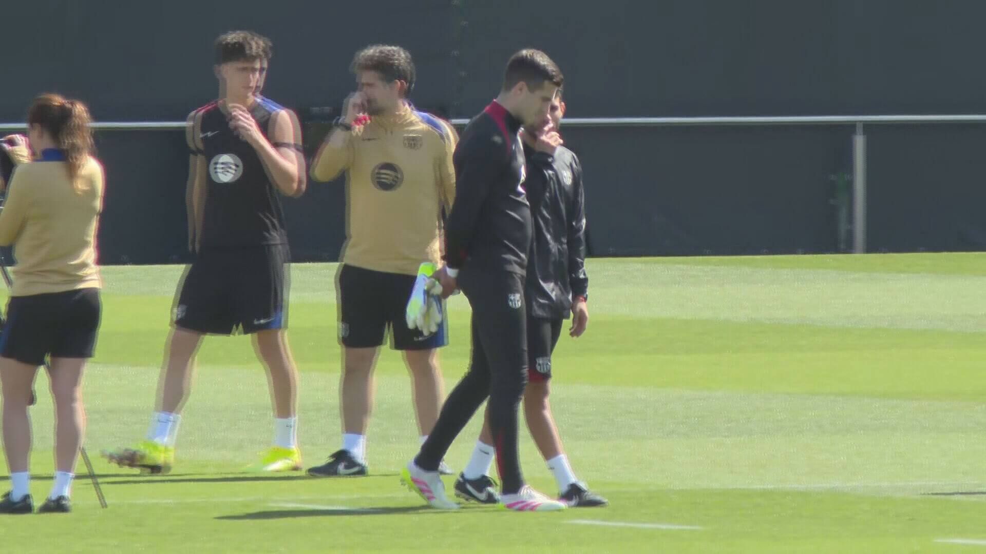 Iñaki Peña hablando con un preparador del Barça