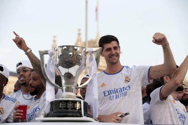 Thibaut Courtois y Marcelo con el título de LALIGA (Fuente: Cordon Pres)