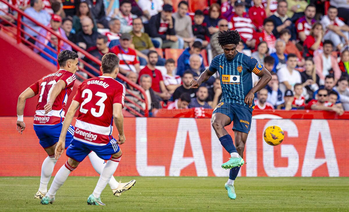  Thierry, ante el Granada CF.