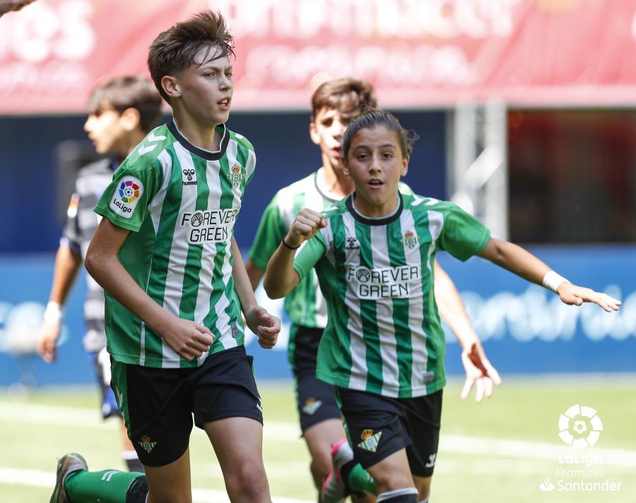 Tiago Polo celebra un gol con el Betis en LaLiga Promises.