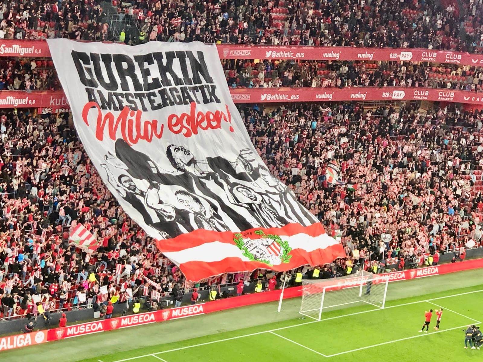  Iker Muniain se despide con un tifo ante el Sevilla de San Mamés.