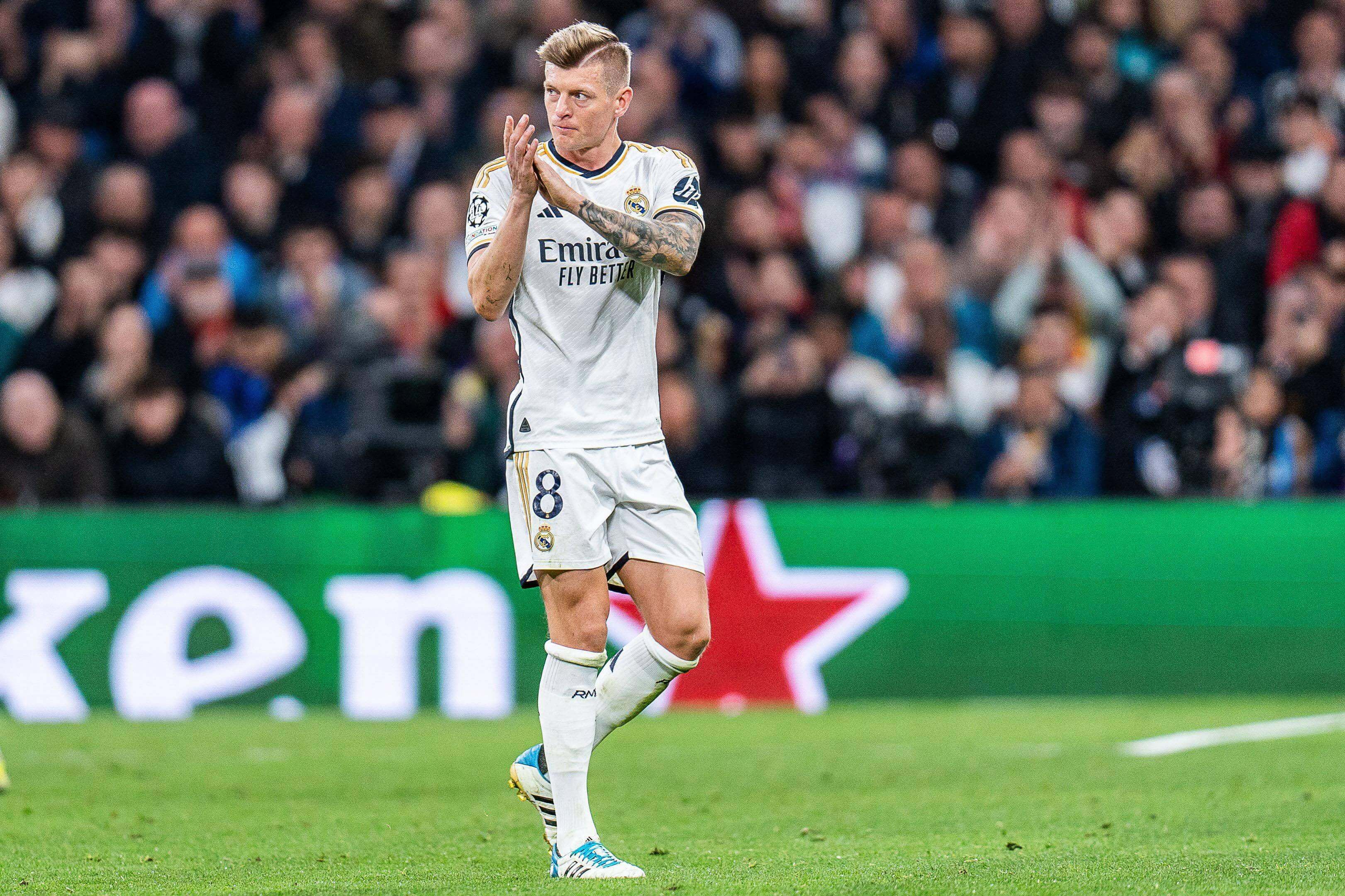 Toni Kroos aplaude al Bernabéu después del Real Madrid-Leipzig.