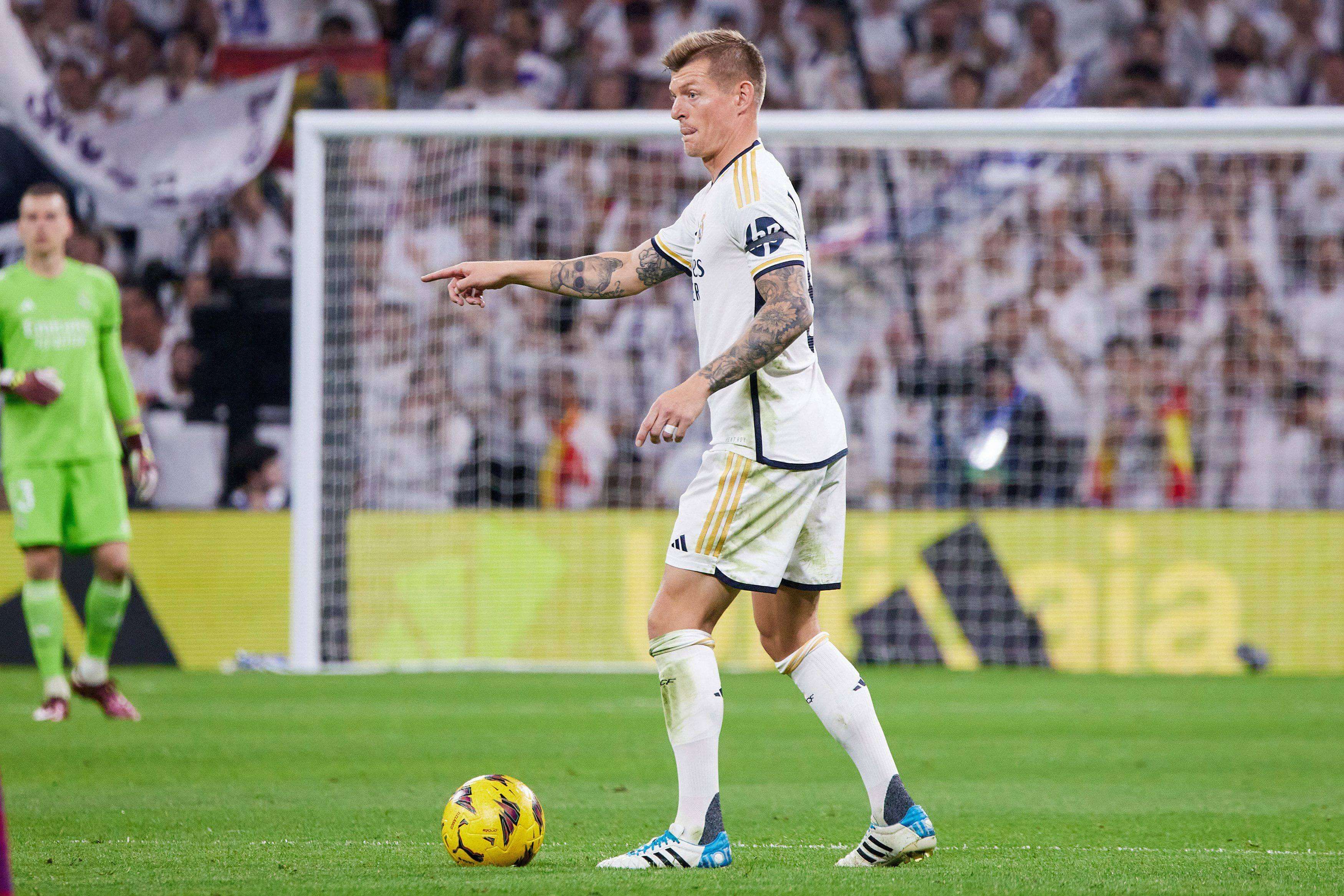  Toni Kroos da indicaciones durante el Clásico Real Madrid-Barça.