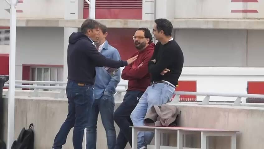 Toni Muñoz, hablando con Víctor Orta.