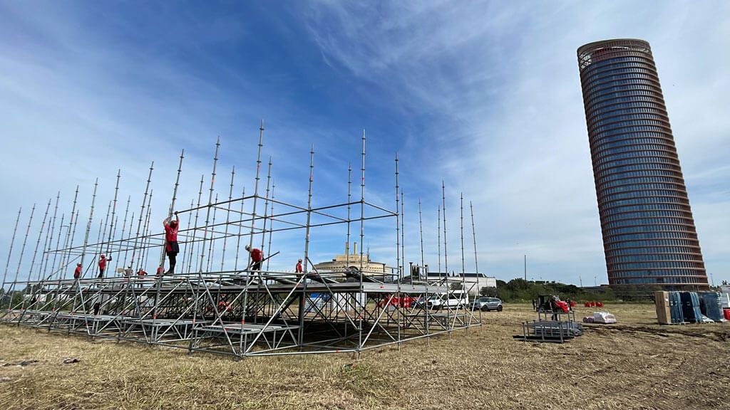  Trabajos en la fan zone del Athletic Club para la final de la Copa del Rey.