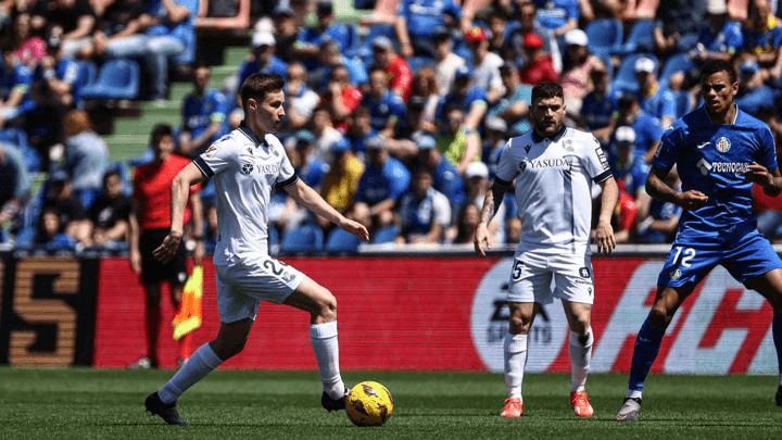 Beñat Turrientes conduce un balón en el Getafe - Real Sociedad Foto: Real Sociedad).
