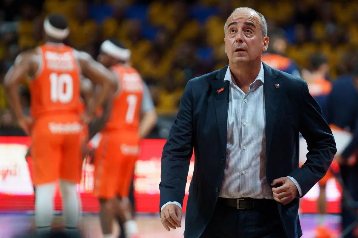 Txus Vidorreta luce la insignia del Athletic en la solapa.