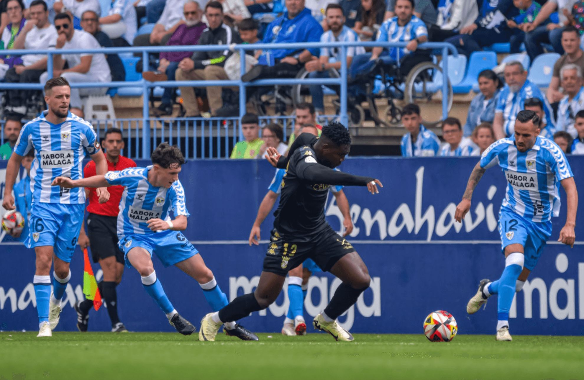 Uche trata de avanzar ante el Málaga en La Rosaleda.