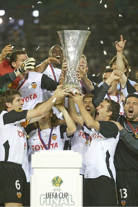  Campeones de UEFA 2004.