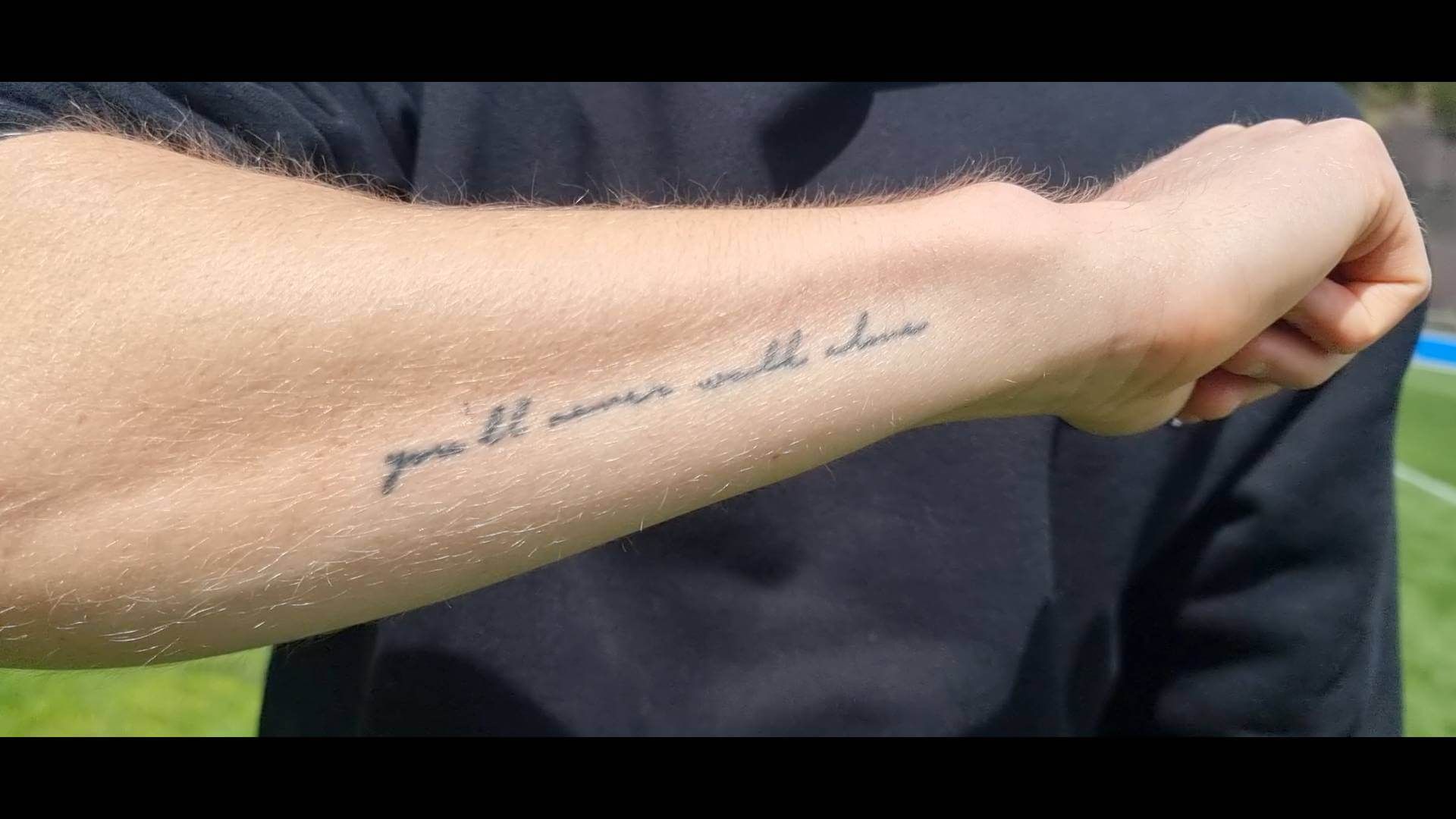 Beñat Turrientes muestra en ELDEMARQUE el tatuaje en homenaje a su padre.