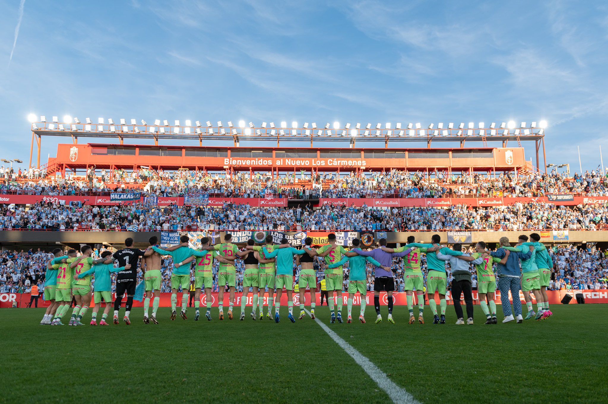  Una imagen icónica: jugadores y 5.500 aficionados, unidos en Los Cármenes. (MCF)