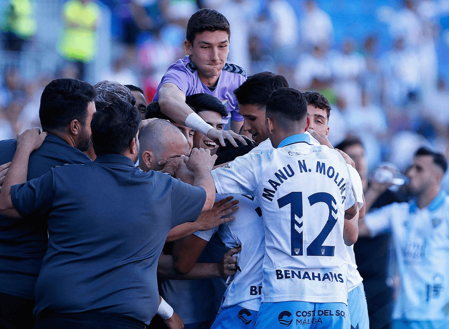  Una piña en el gol de Larrubia al Antequera. (MCF)