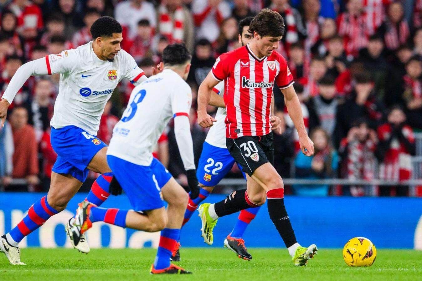  Unai Gómez, rodeado de rivales en el empate ante el Barça en San Mamés.