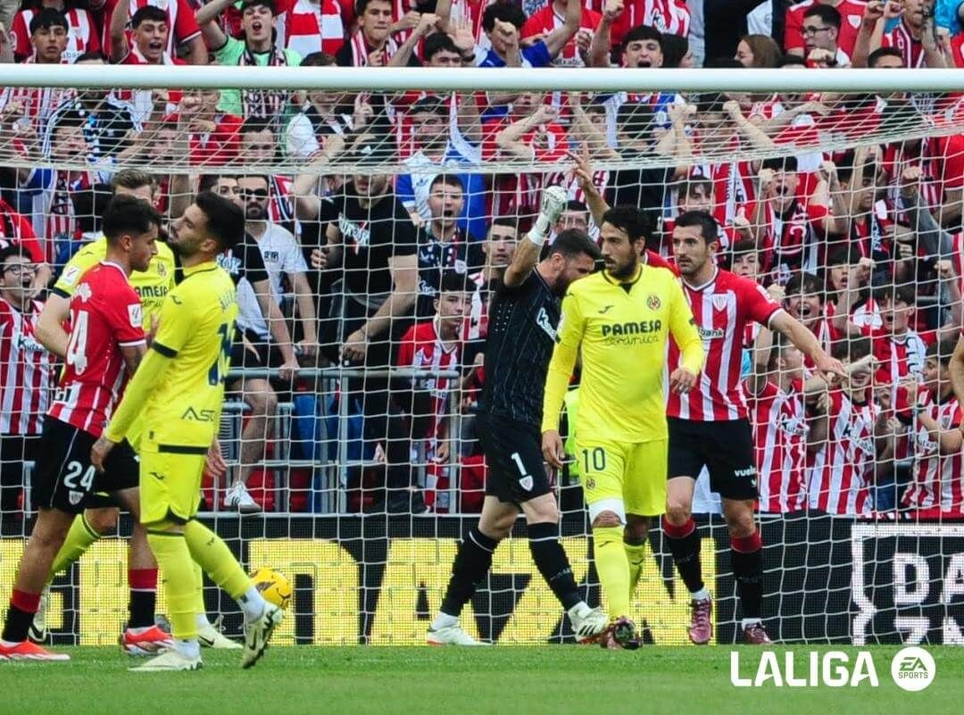  Unai Simón celebra el penalti fallado por Gerard Moreno en el Athletic Club - Villarreal.