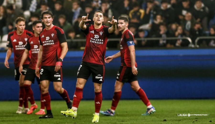  Urko Izeta celebra uno de sus goles en el Deportivo-Mirandés.