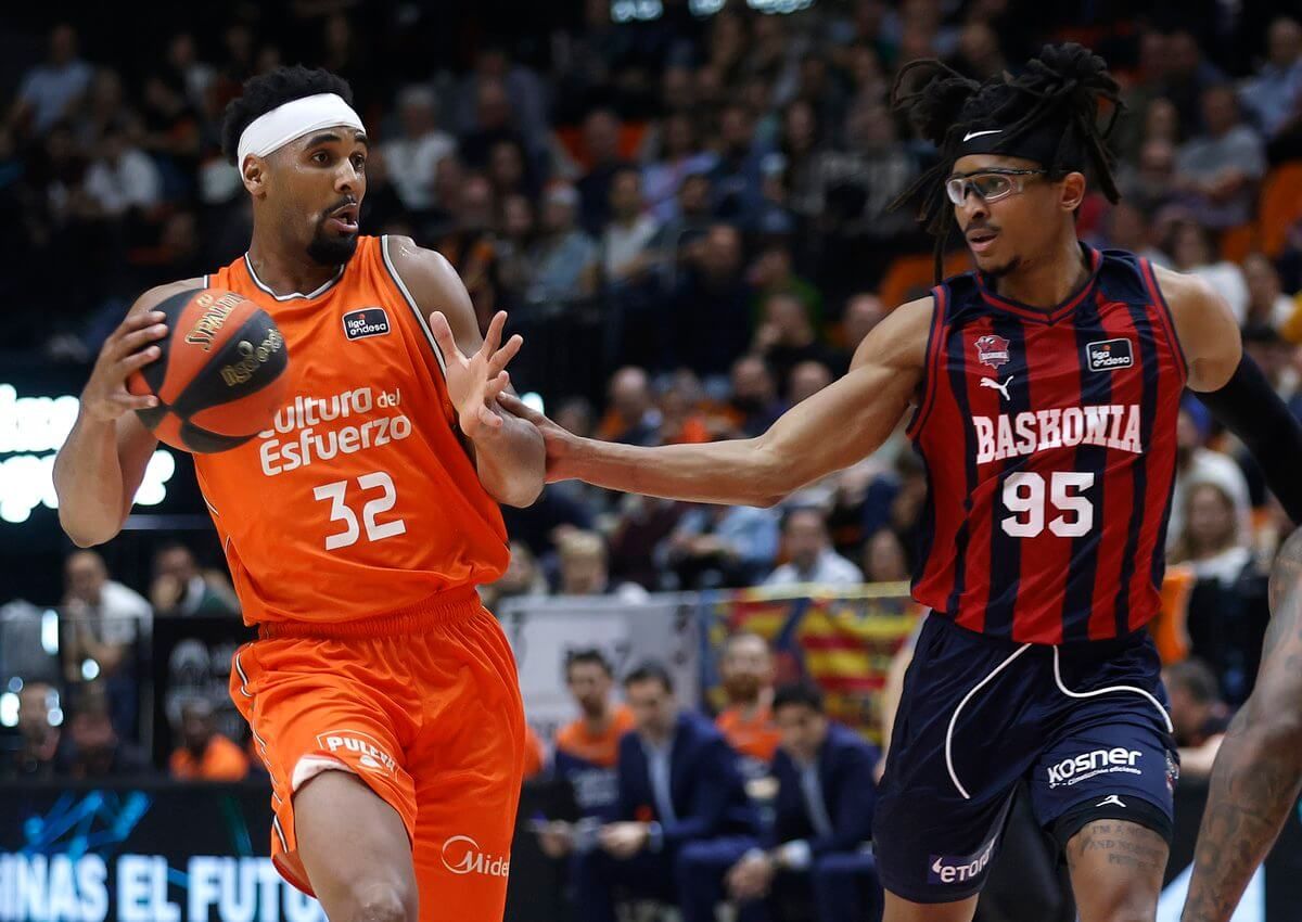 Valencia Basket arrasa al Baskonia en el debut de Xavi Albert