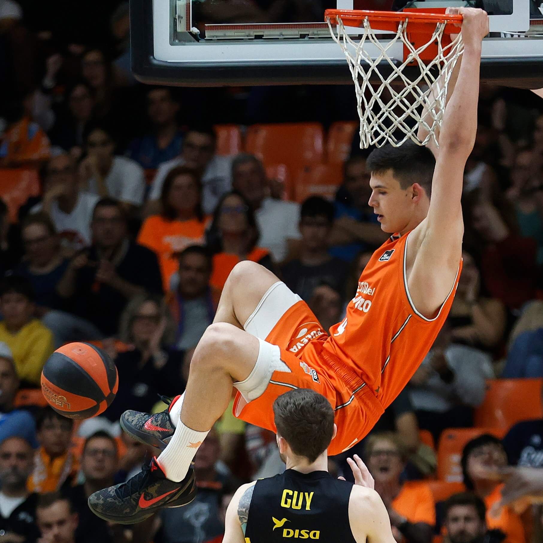Valencia Basket consigue un sólido triunfo ante Lenovo Tenerife para subir a la cuarta plaza (98-7