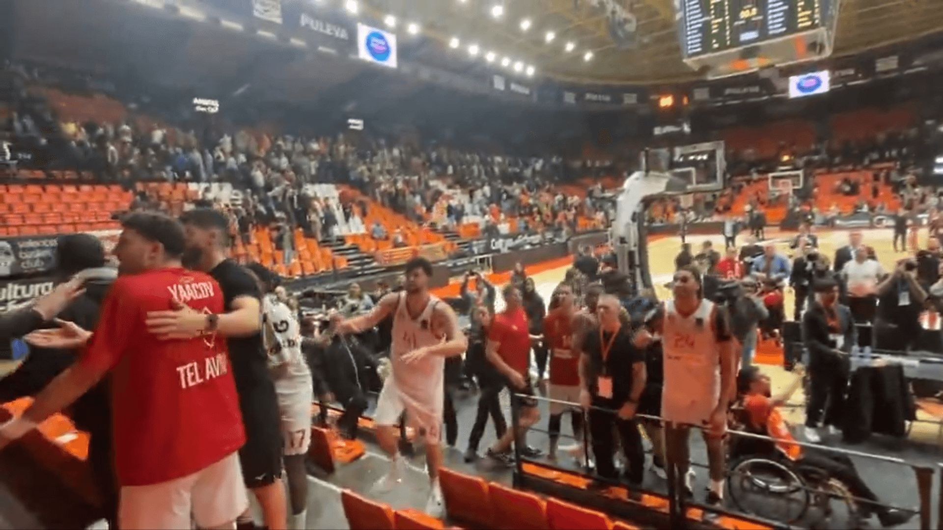 La tangana al final del Valencia Basket-Hapoel Tel Aviv en 2025