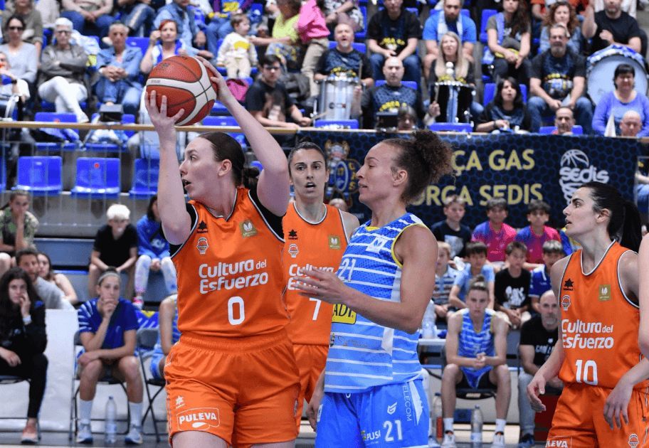  Valencia Basket llega ganando a los playoffs, donde IDK Euskotren espera en cuartos (60-74)