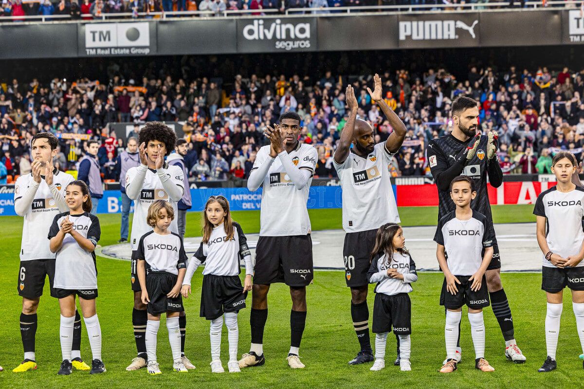  Los jugadores aplauden antes del partido.