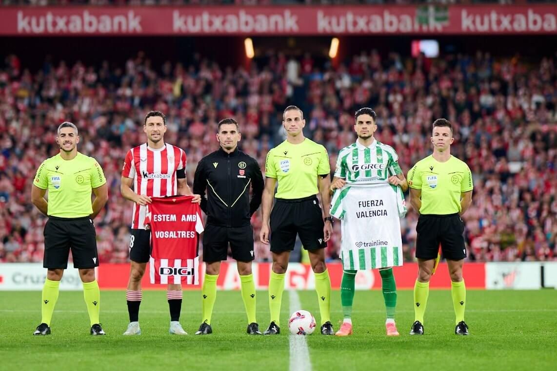 Apoyo a Valencia, junto con el Betis y los colegiados, por la maldita DANA en San Mamés.