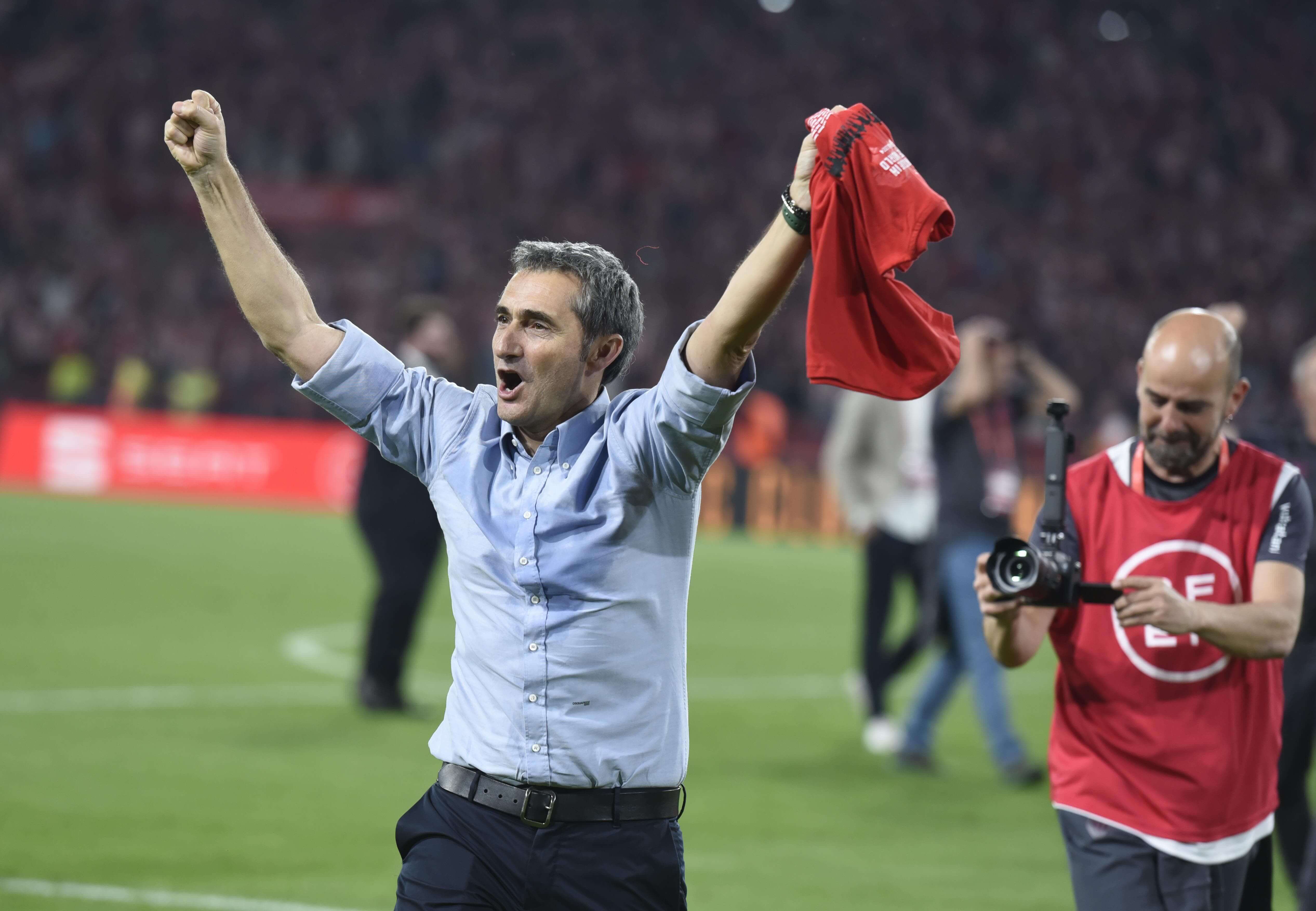 Valverde celebra la Copa en La Cartuja con una camiseta en la mano.