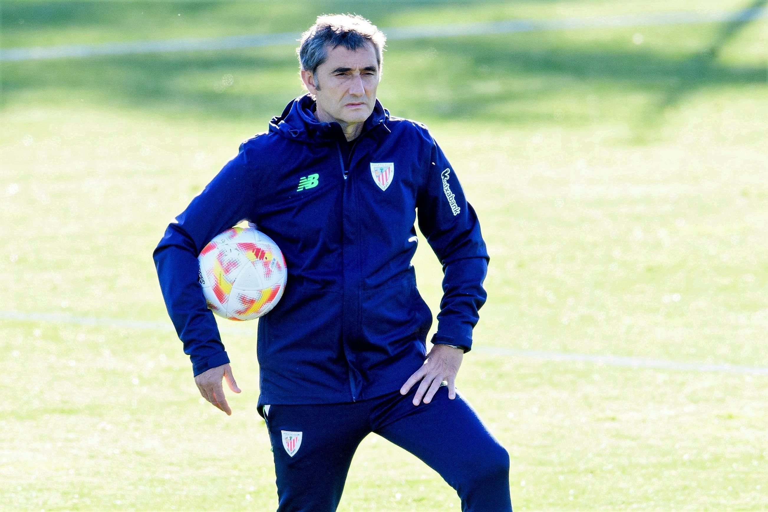  Ernesto Valverde observa el trabajo en Lezama.