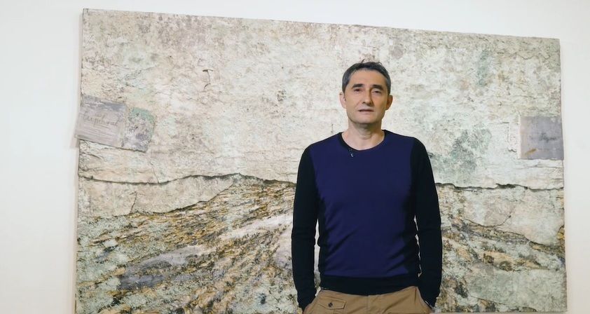  A Ernesto Valverde, entrenador del Athletic Club, le sobrecogen las obras de Anselm Kiefer, expuestas en el Museo Guggenheim de Bilbao.