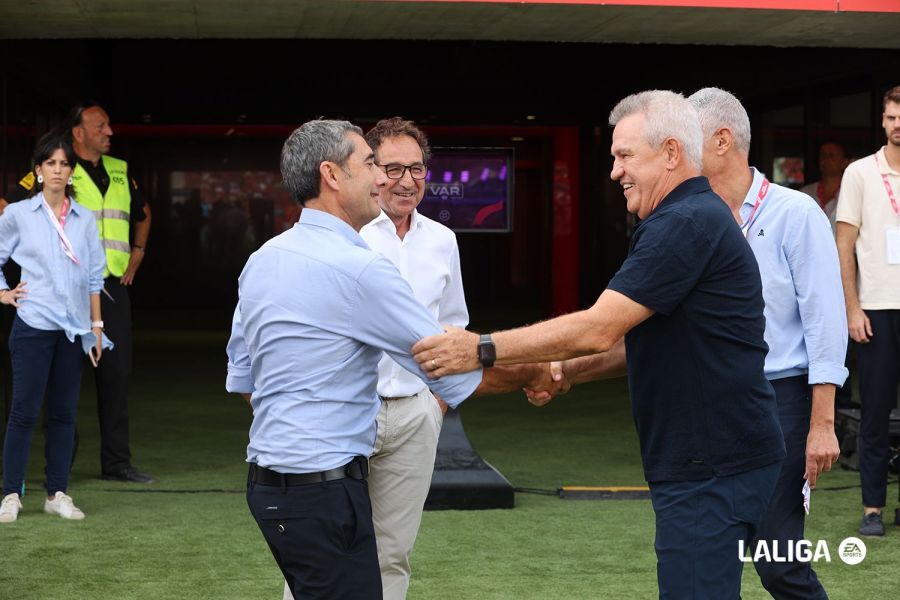  Valverde saluda a Aguirre durante el partido ante el RCD Mallorca.