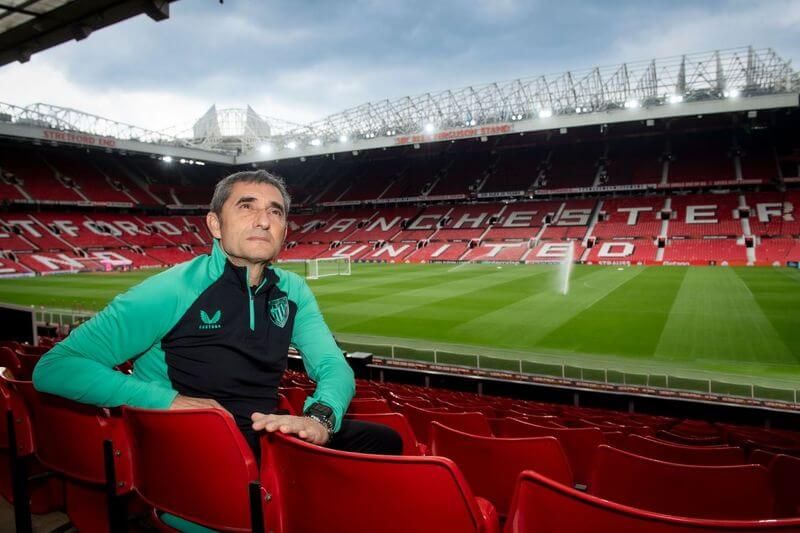  Ernesto Valverde posa en Old Trafford, campo del Manchester.