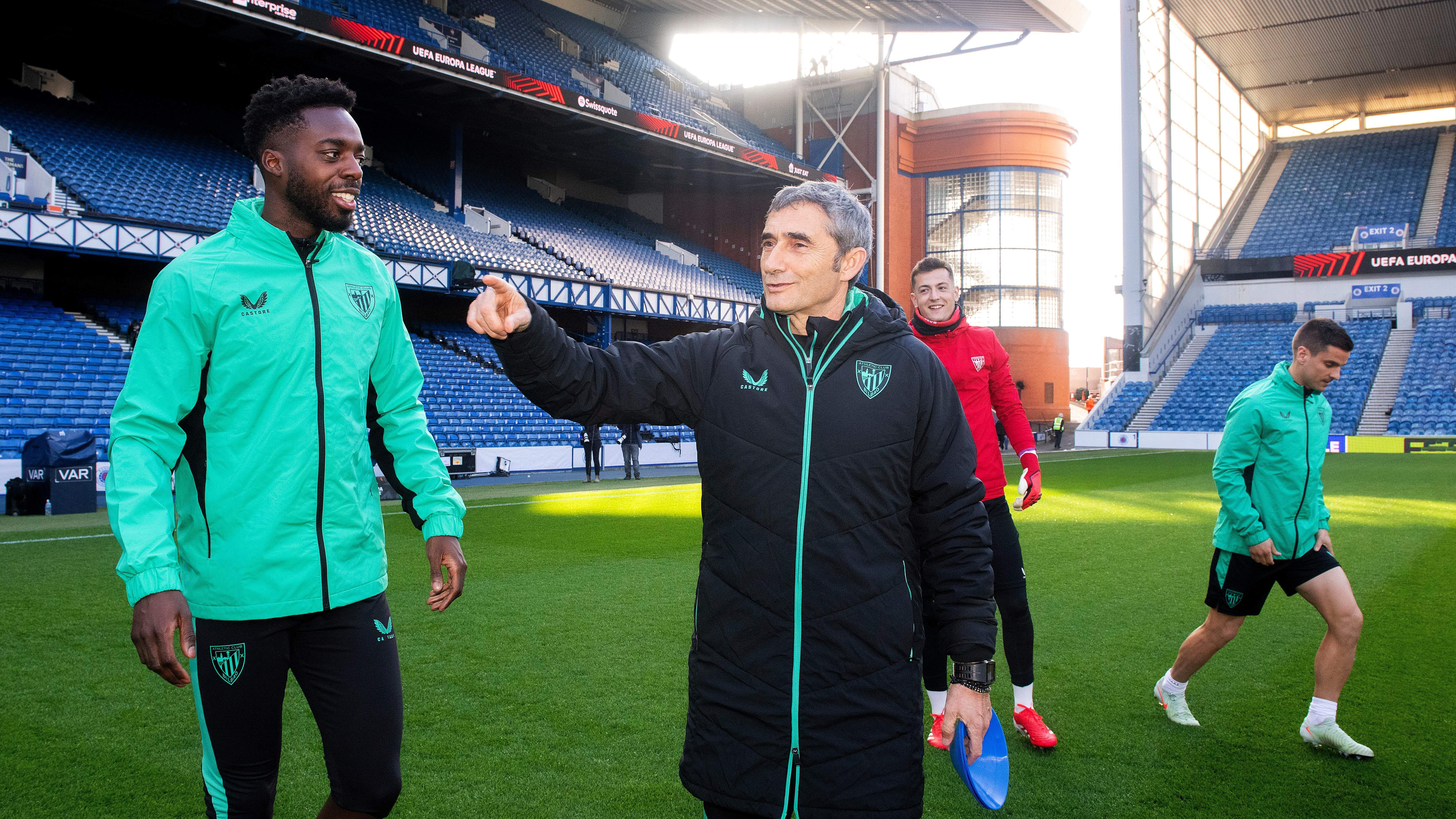 Ernesto Valverde e Iñaki Williams en el entrenamiento en Ibrox, el campo del Rangers.