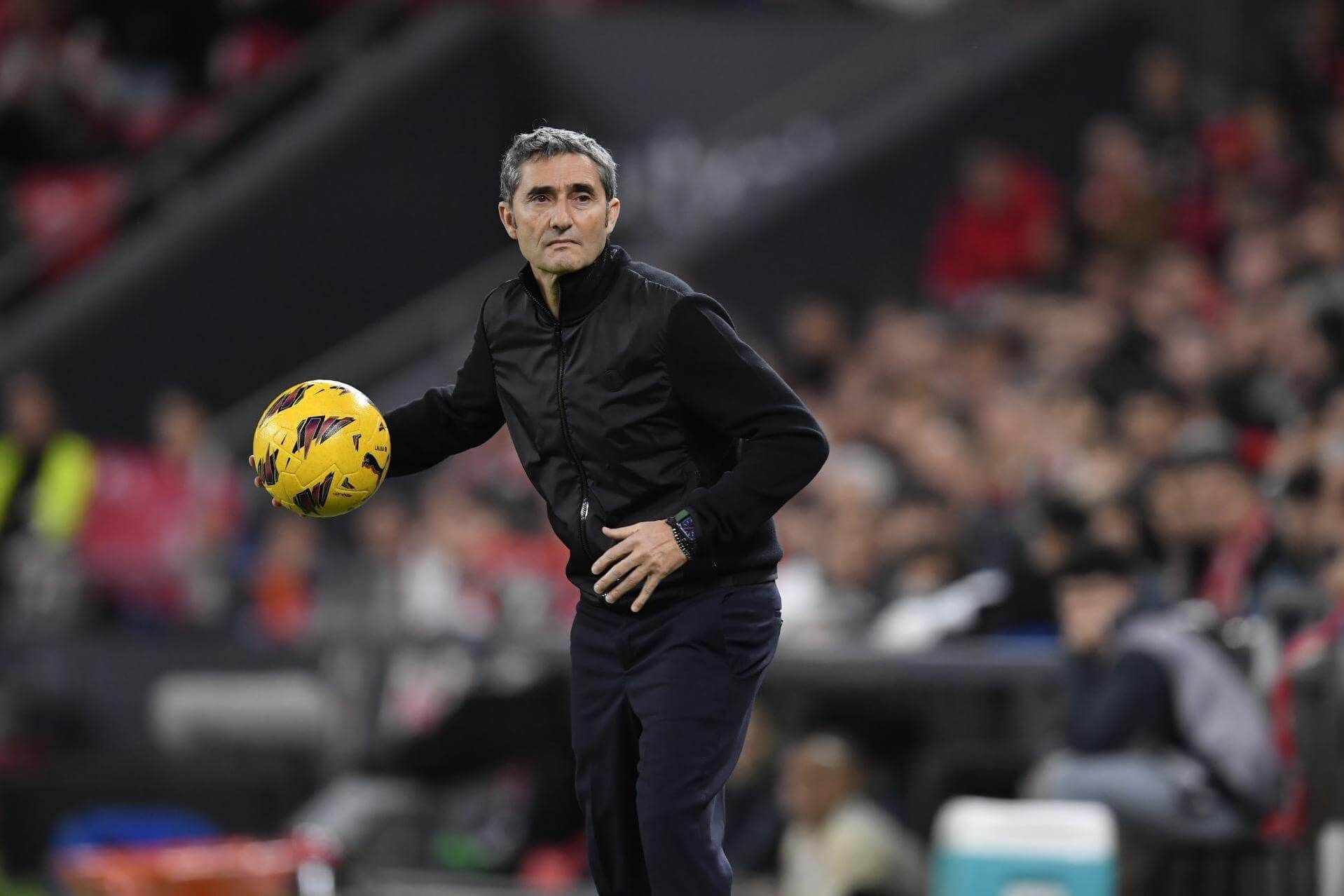  El técnico Ernesto Valverde con un balón en un partido de LaLiga EA Sports.
