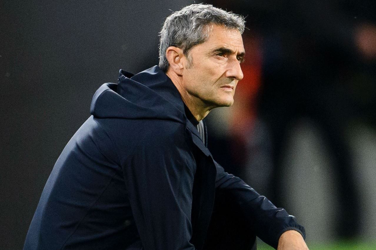  El entrenador Ernesto Valverde sigue un partido en la banda.