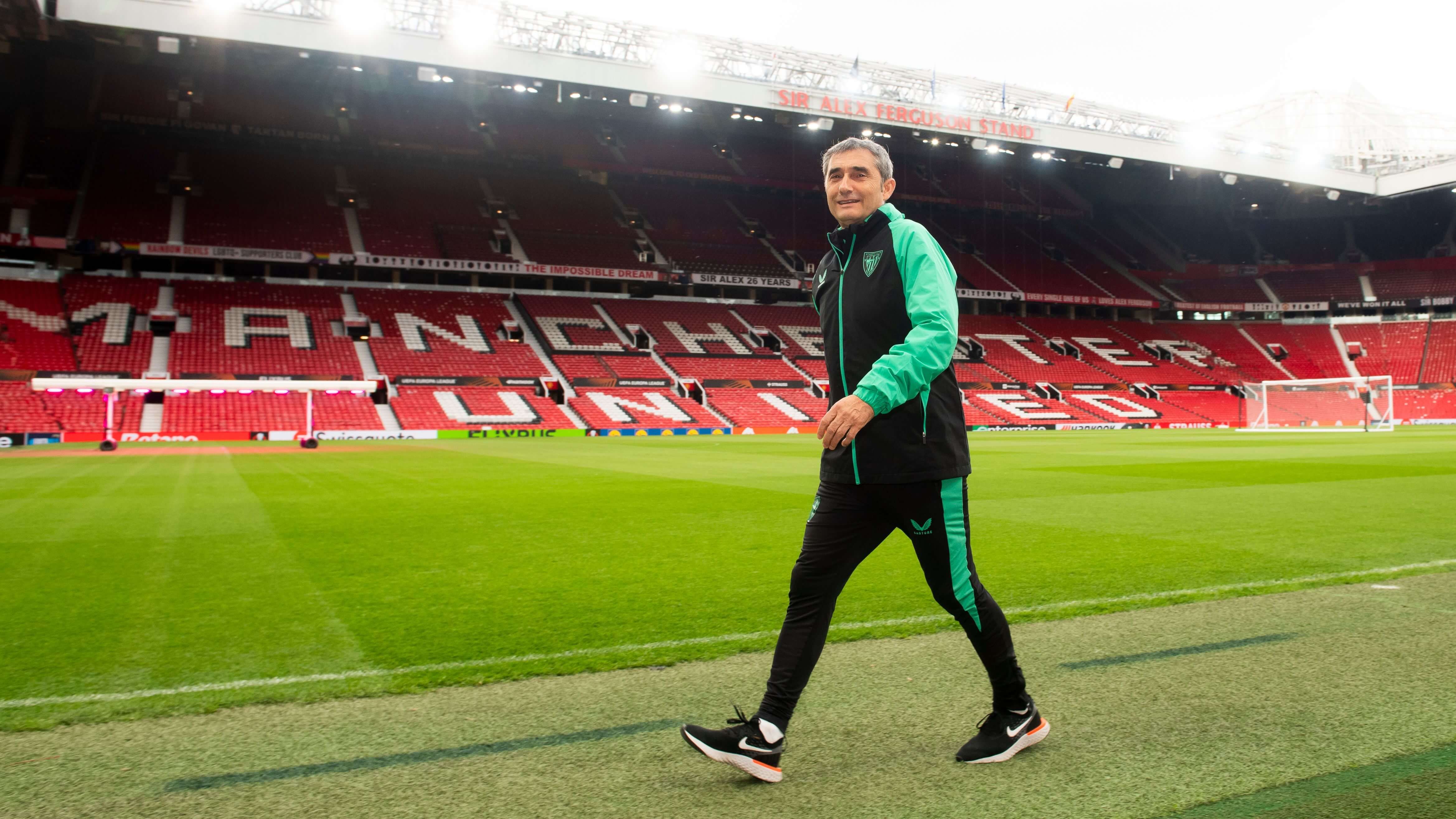 Paseo de Ernesto Valverde en Old Trafford, campo del Manchester.