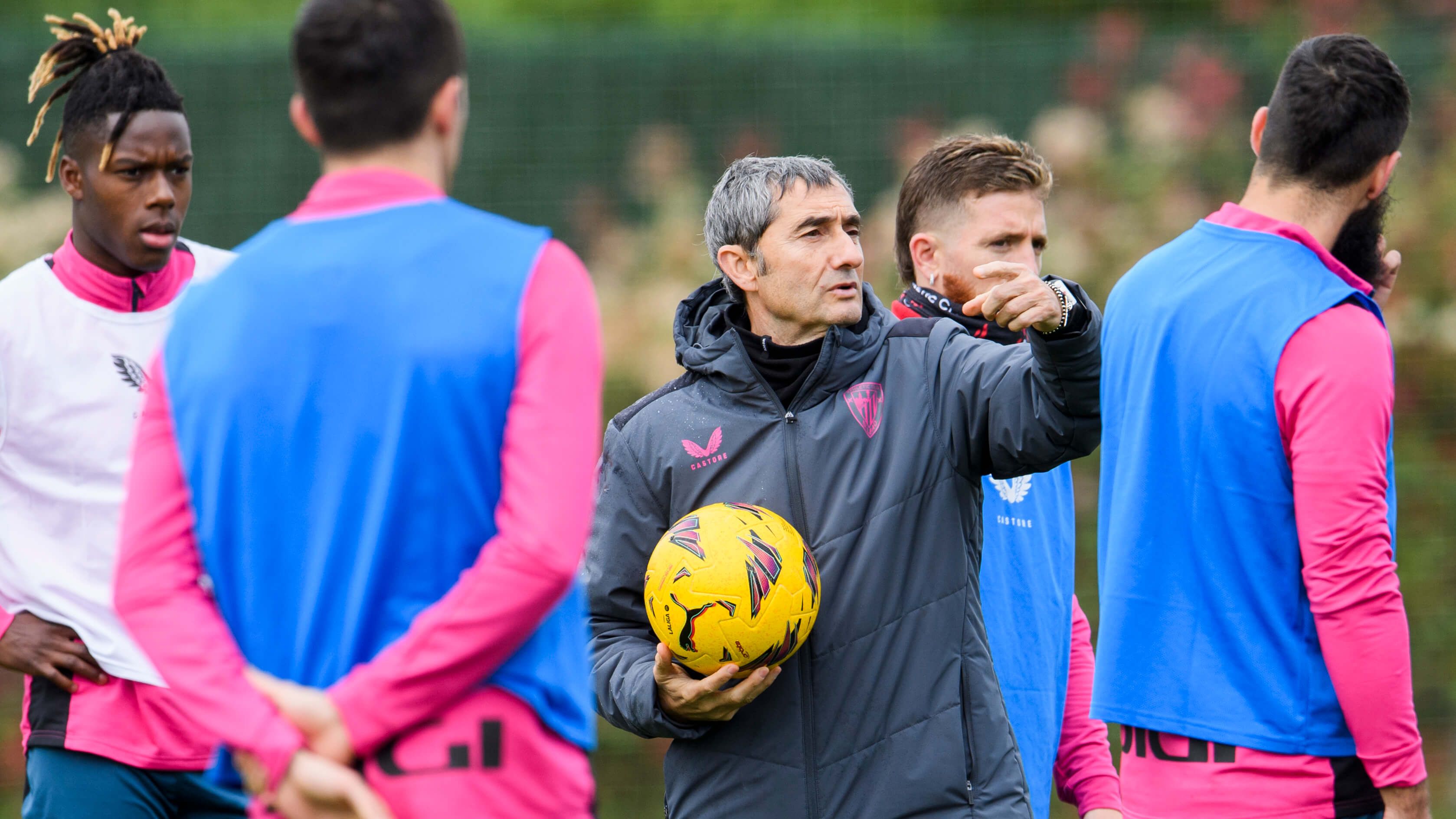  Ernesto Valverde da instrucciones a su plantilla en Lezama.